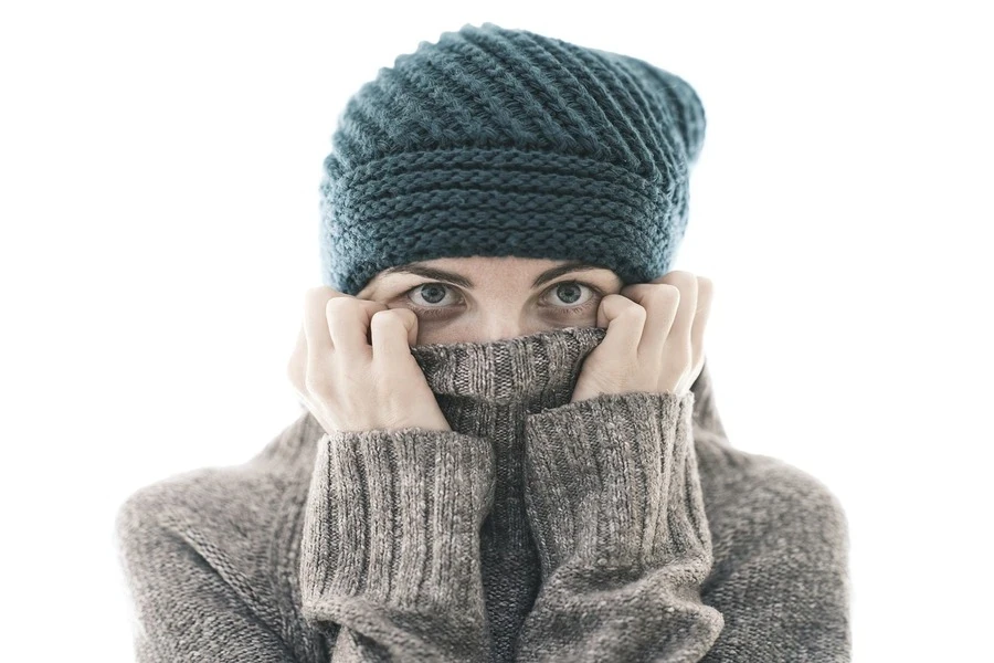 una-mujer-de-ojos-verdes-con-un-gorro-verde