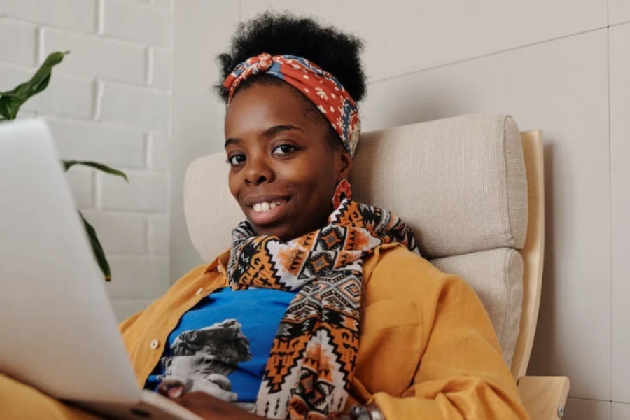 senhora usando uma bandana com nó no topo