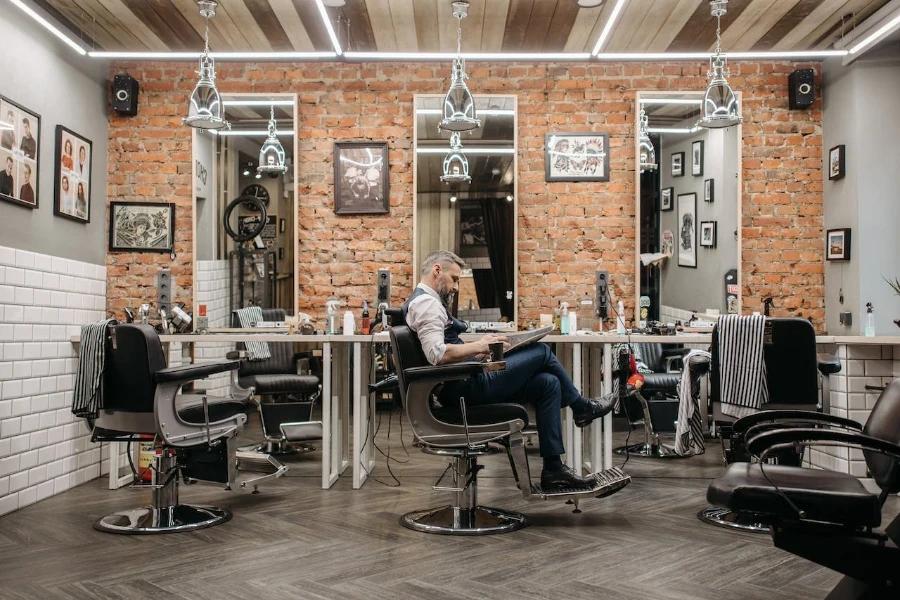 Sillas de peluquero eléctricas en una barbería