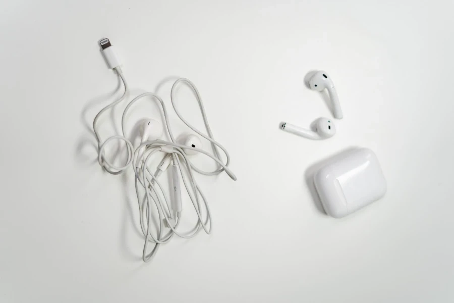 fones de ouvido com e sem fio em um fundo branco