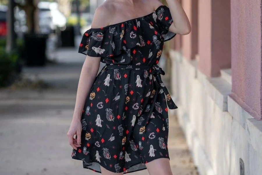 Un hermoso vestido floral negro de un solo hombro.