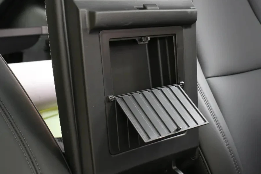 Ein grauer Tesla-Auto-Organizer mit Mittelkonsole