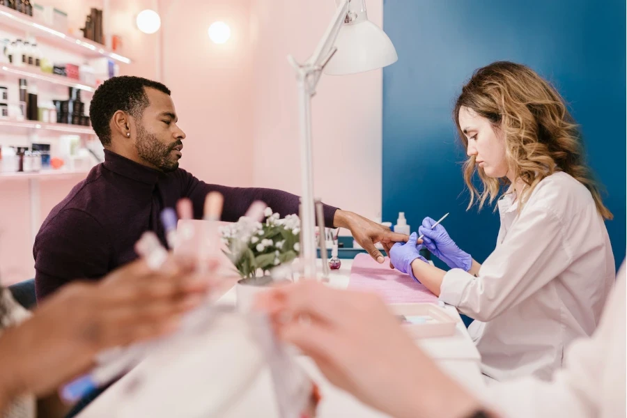 Hombre haciéndose una manicura