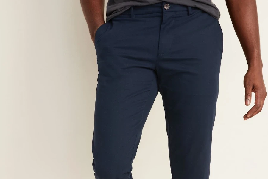 Uomo in posa con pantaloni blu slim-dritti