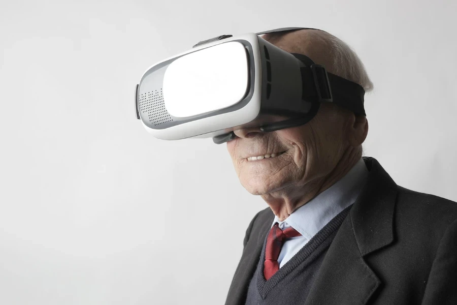 Senior memakai headset VR sambil mengenakan jas