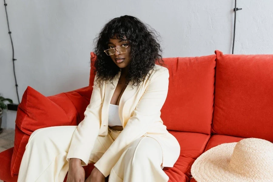 Femme dans un costume crème et un crop top blanc