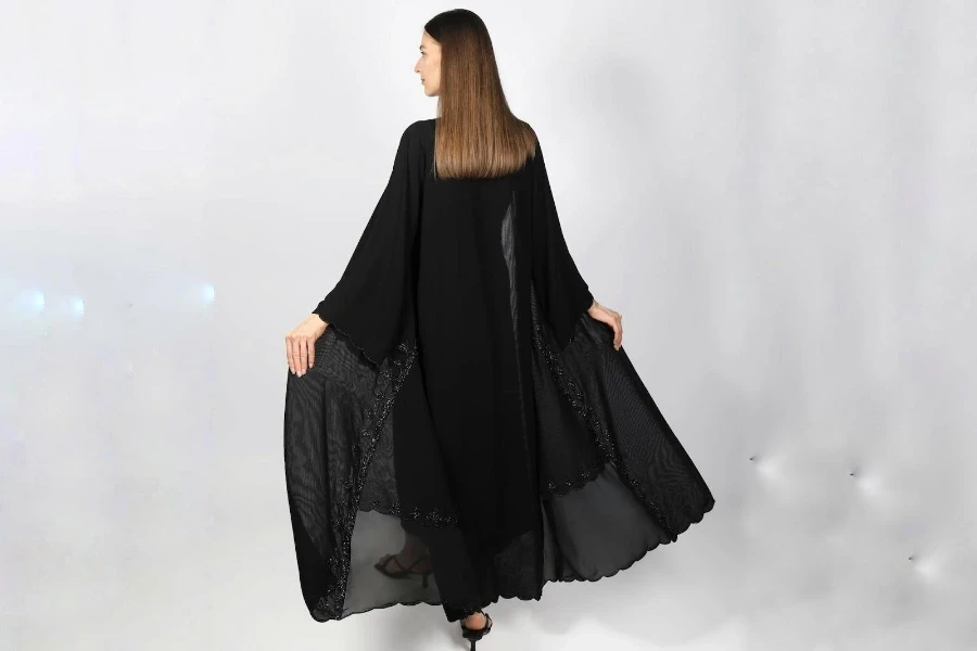 Femme portant une robe fluide noire