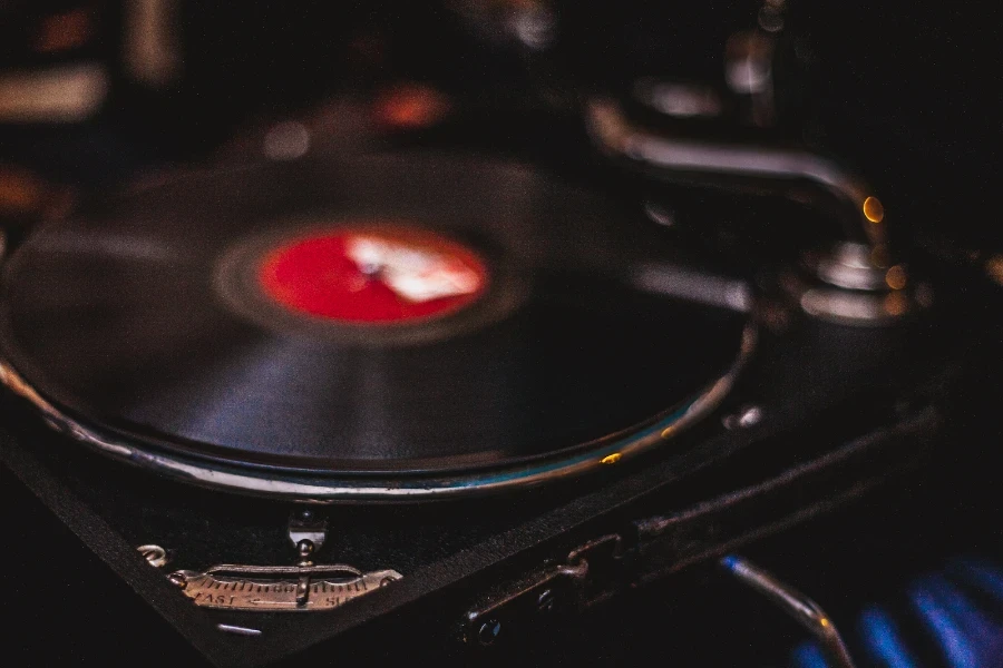 une platine vinyle à entraînement direct pour DJ