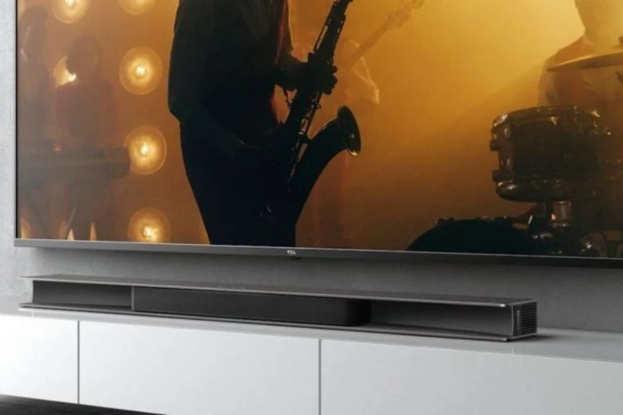 büyük bir televizyonun altında uzun bir soundbar