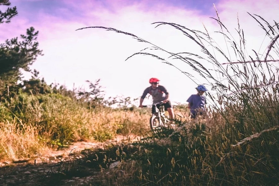 Una persona andando en bicicleta con su amigo.