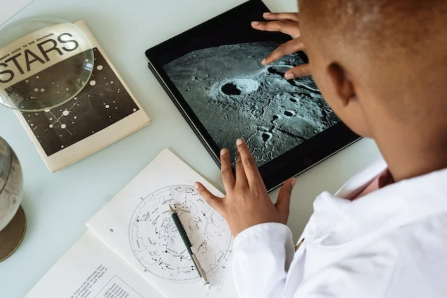 Un estudiante estudiando en una tableta.