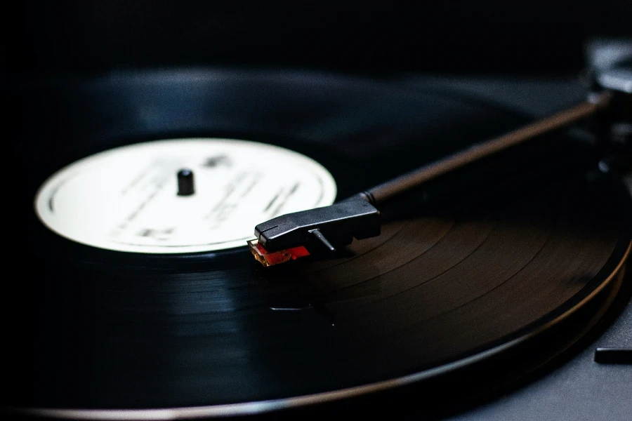 Um toca-discos tocando um disco de vinil