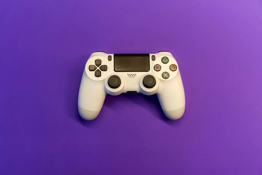 Une manette de jeu Sony blanche