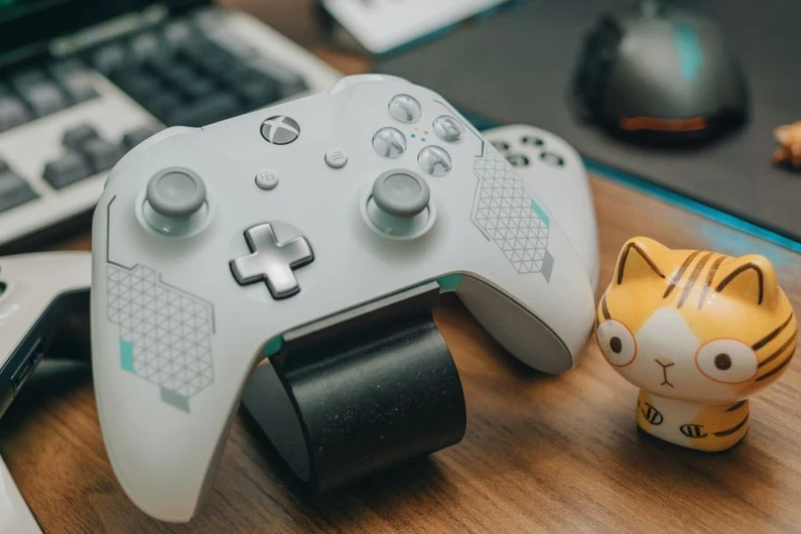 un controller di gioco xbox bianco su una scrivania