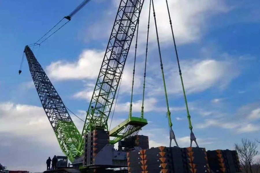 une grue zoomlion avec un contrepoids externe