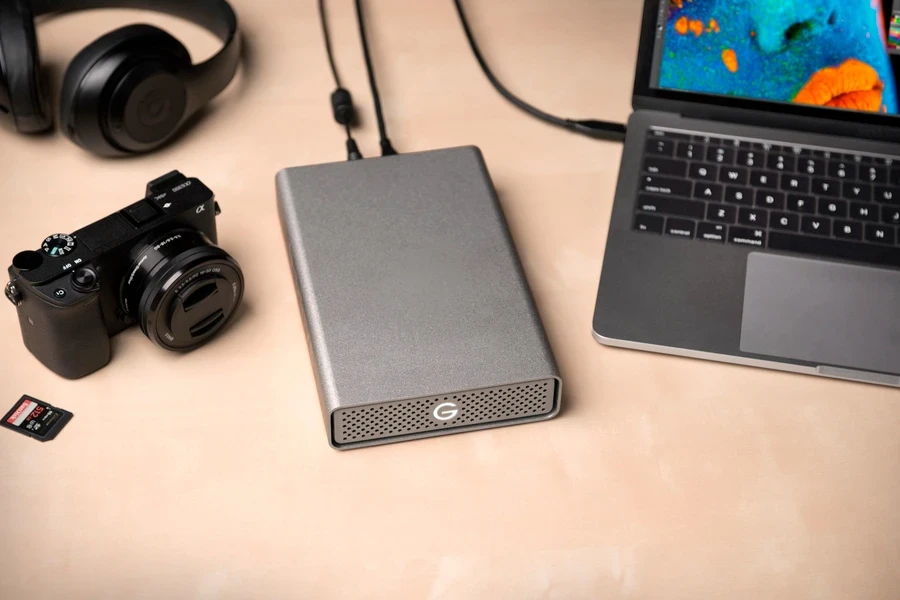 un disque dur externe connecté à un ordinateur portable