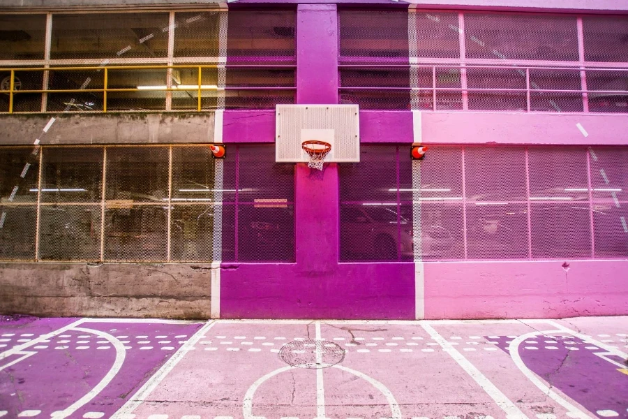 uma cesta de basquete interna montada na parede