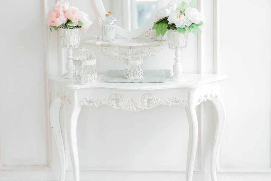 Table console blanche antique en demi-cercle avec pieds courbés