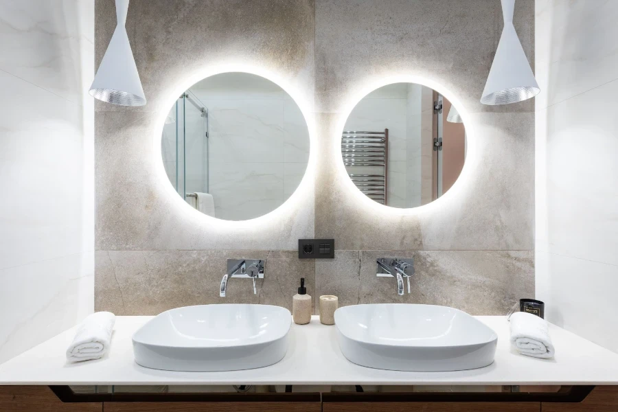 meuble de salle de bain avec deux miroirs et lavabos