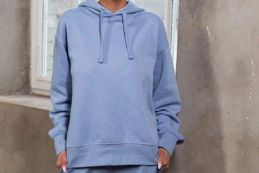 Kurzes blaues Sweatshirt mit Kordelzug am Kragen