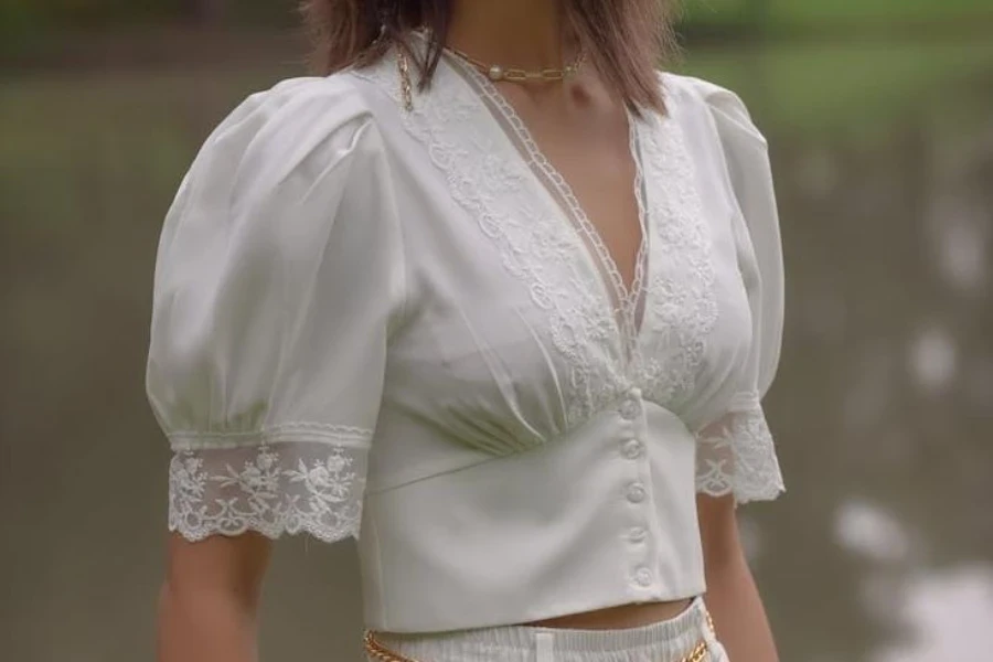 Blouse courte blanche à manches bouffantes