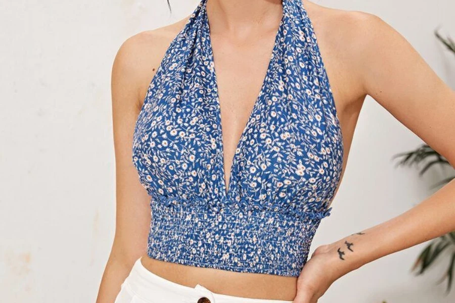 Señora posando con un top floral azul con cuello halter