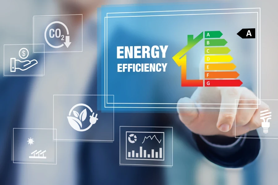 Uomo che tocca l'icona della valutazione dell'efficienza energetica