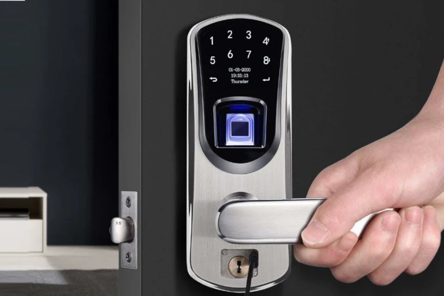 Person, die ein Fingerabdruck-Smart-Lock verwendet