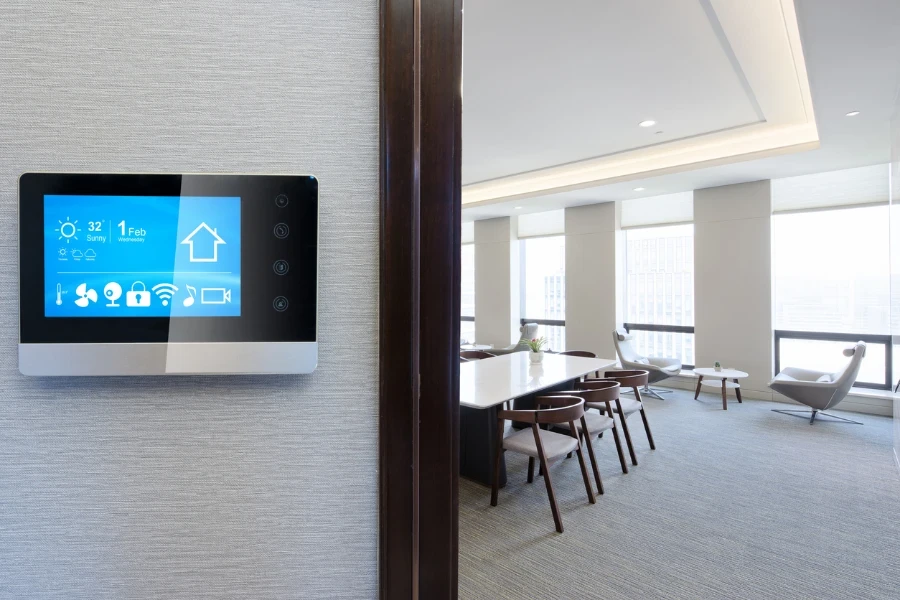 Intelligenter Thermostat auf einem Betonweg außerhalb eines Raumes