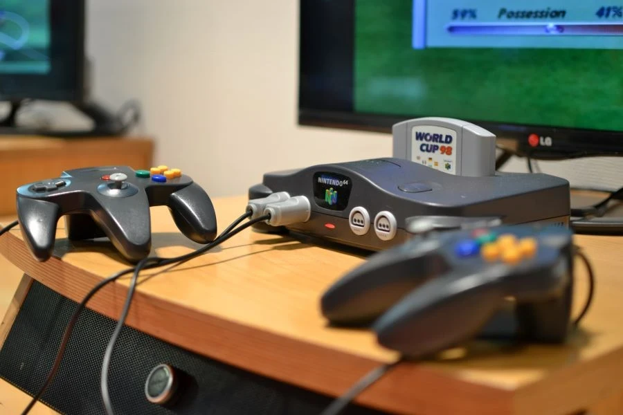 deux manettes de jeu n64 noires