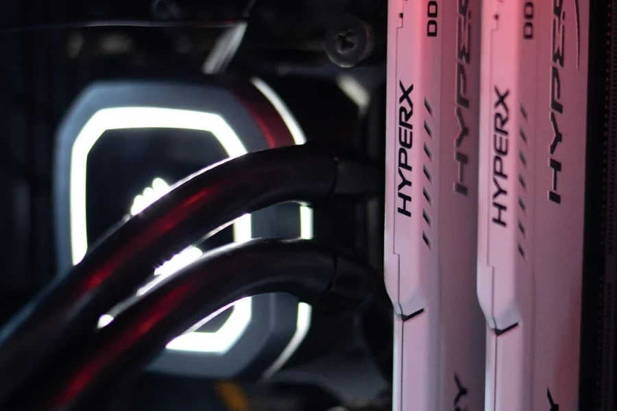 قطعتان من ذاكرة الوصول العشوائي Hyperx DDR4 باللون الأبيض