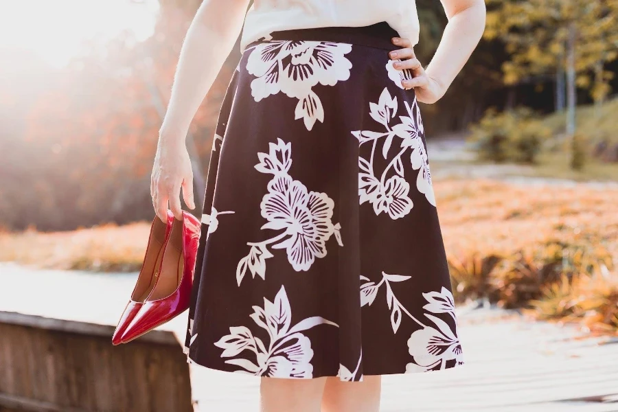 Mujer vistiendo una falda larga negra con estampado floral