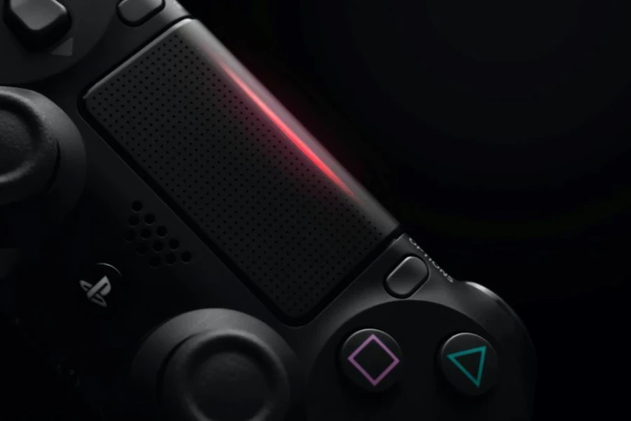 Um controlador de jogo Sony preto