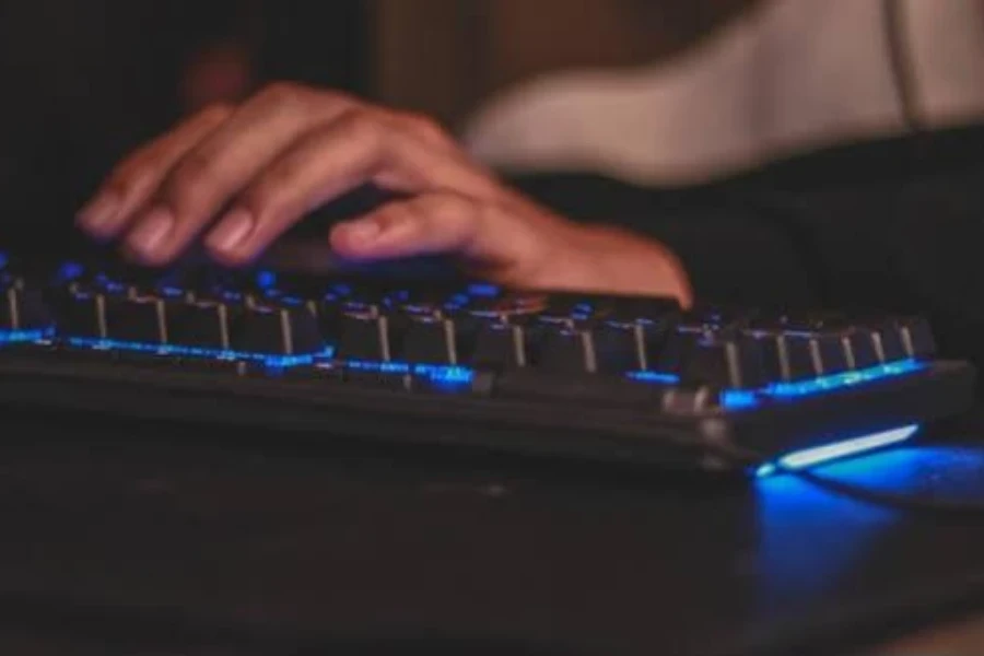 Um jogador usando um teclado mecânico azul brilhante