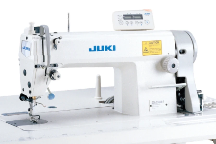 Eine Juki DDL-5550 Industrienähmaschine