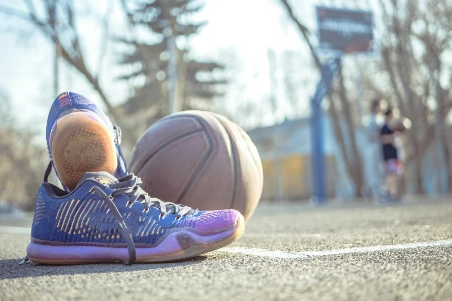 Ein Paar mittelhohe Basketballschuhe