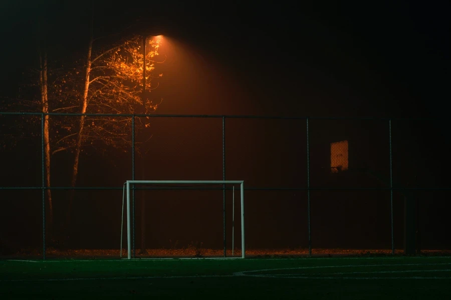 Sebuah gol portabel di lapangan latihan di malam hari