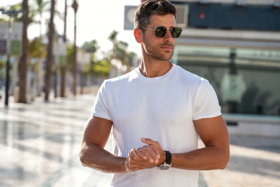 hombre encantador con camiseta blanca