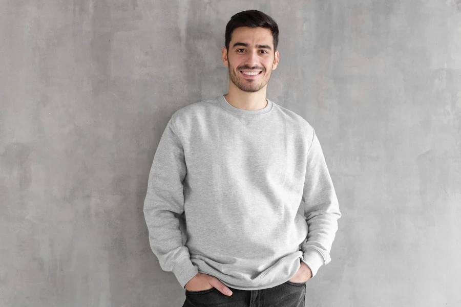 bel homme en sweat-shirt