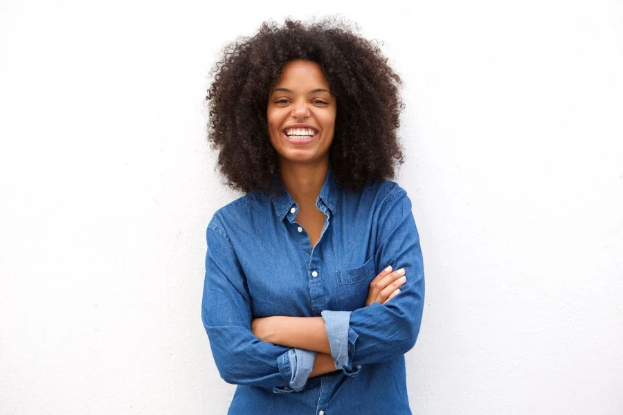 giovane donna in camicia di jeans