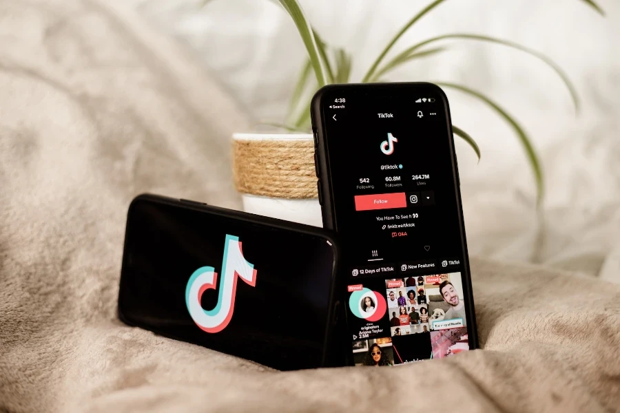 Un par de móviles con páginas de TikTok ocupando la pantalla