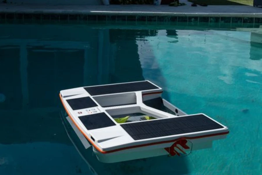 Un skimmer de piscine flottant à énergie solaire