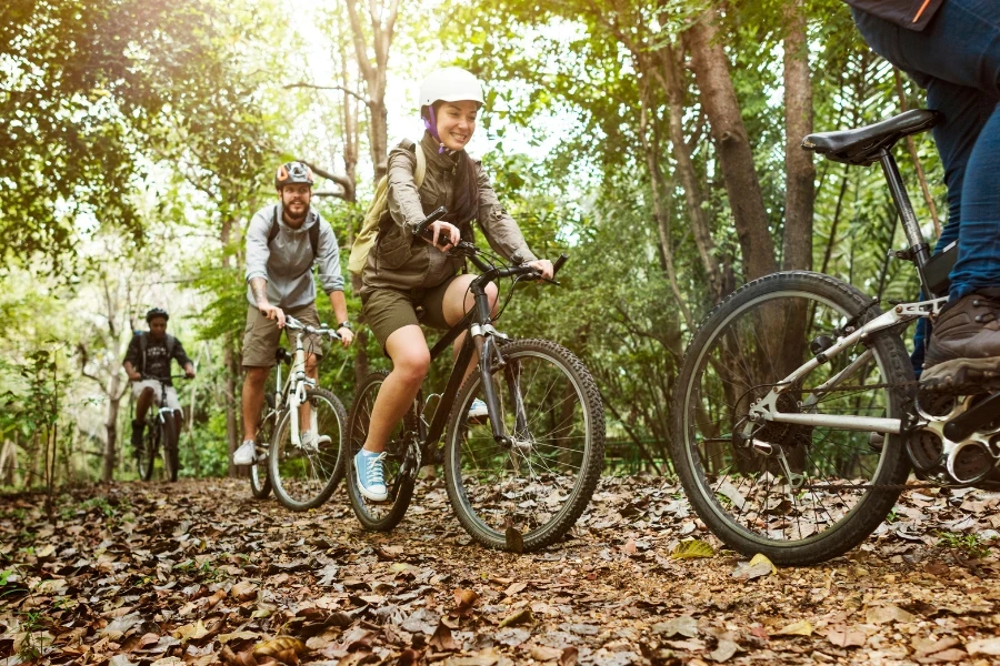 Eine Gruppe von Menschen, die im Herbst Hybridfahrräder fahren