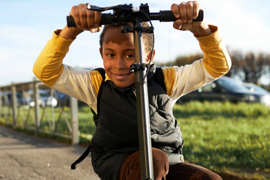 un enfant qui monte sur un scooter électrique