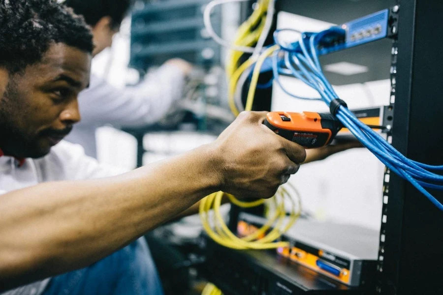 Una persona organizando cables con bridas.