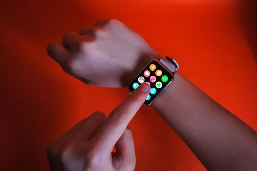 Eine Person, die eine Smartwatch trägt