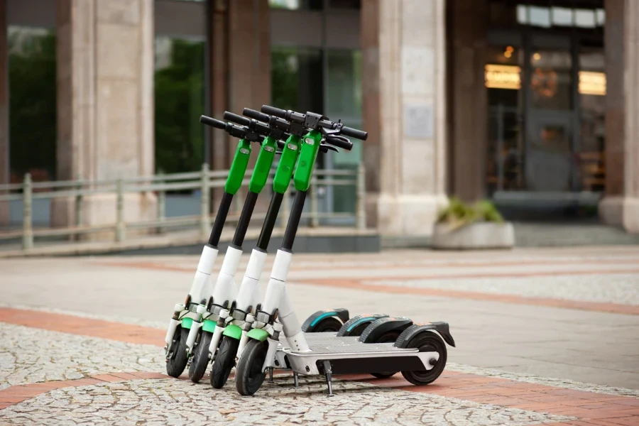 Una fila de scooters eléctricos en las calles de la ciudad.