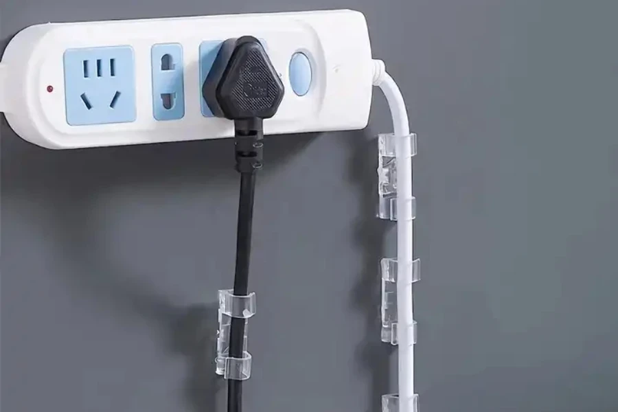 Un enchufe de pared con organizadores de cables.