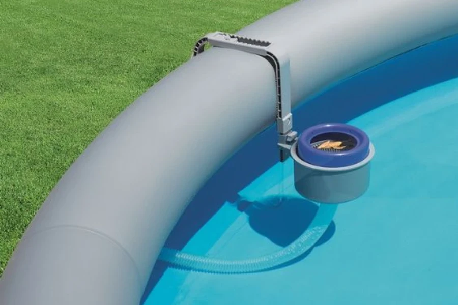 Uno skimmer per piscina fuori terra con foglie catturate