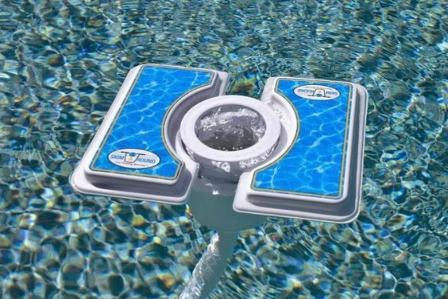 Ein automatischer schwimmender Skimmer in Aktion